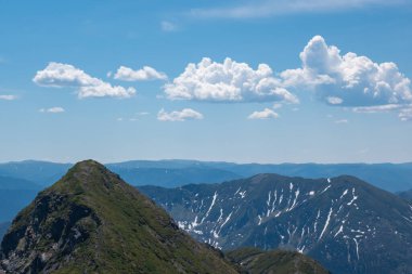 Taltsinsky zirvesi. Dağ manzarası ve bulutlu mavi gökyüzü. Dağlarda güneşli bir gün. Özgürlük ve seyahat kavramı.