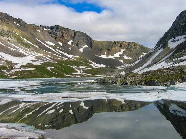 Garganta Montaña Con Lago Sobre Fondo Cielo Azul Nubes Las — Foto de Stock