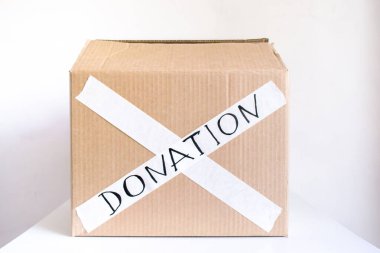 Bağış kutusu beyaz arka planda. Kriz sırasında yardım. Yiyecek, giyecek, oyuncak bağışları. Coronavirus karantinası.
