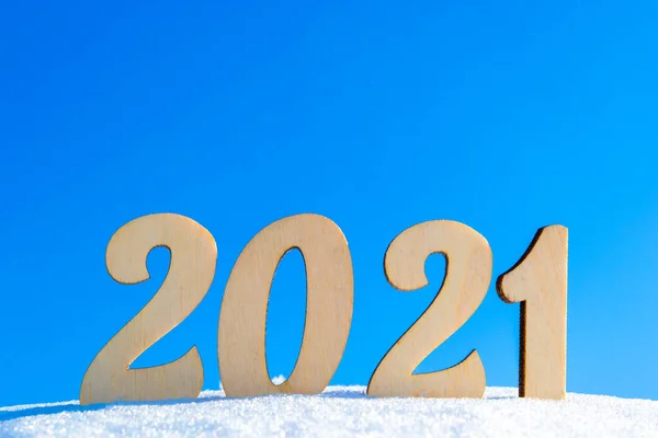 Celebrating New Year 2021 Wooden Figures 2021 Natural Winter Snowy — Stock Photo, Image
