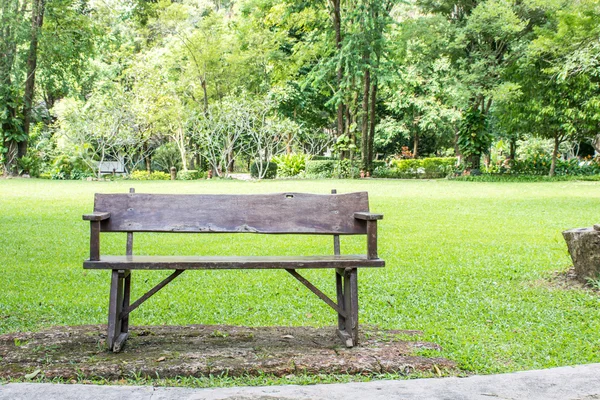 Banco de parque de madeira no jardim — Fotografia de Stock