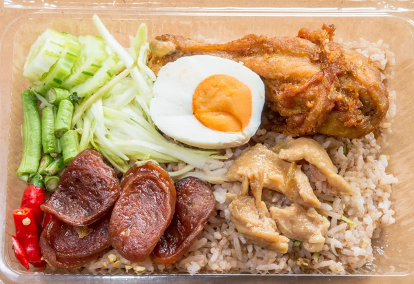 Karides-kızarmış pirinç hamur Çin sosis ile kızartılmış tavuk tuz