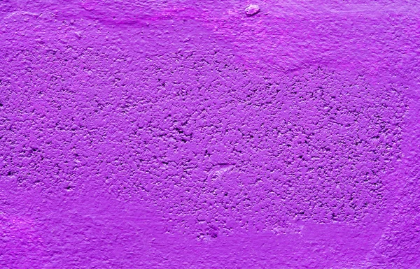 Фиолетовая краска на фоне кирпичной стены — стоковое фото