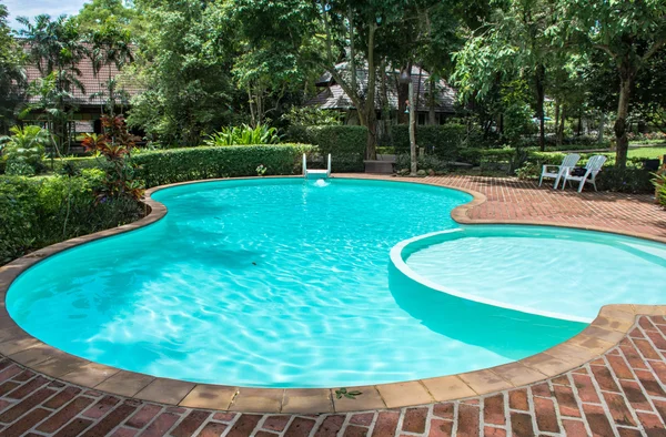 Piscina com vista jardim — Fotografia de Stock