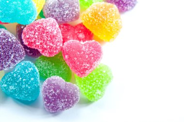 Beyaz arka plan üzerinde renkli karışımı jöle meyve