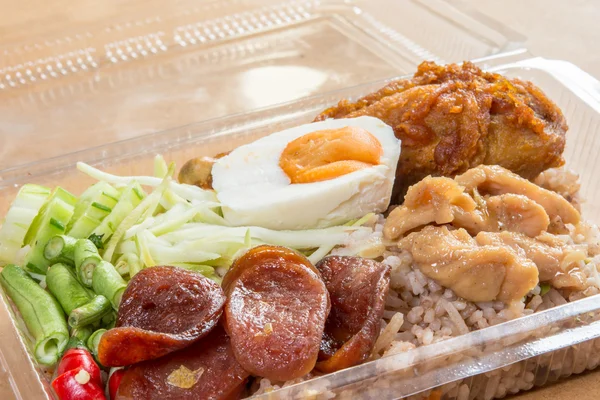 Karides-kızarmış pirinç hamur Çin sosis ile kızartılmış tavuk tuz