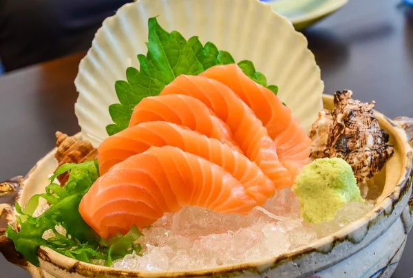Sashimi somon kase dilimlenmiş. Japon yemekleri