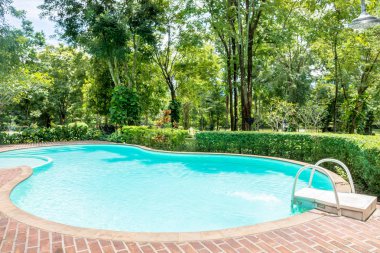 Bahçede yüzme havuzu