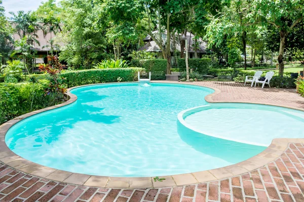 Piscina no jardim — Fotografia de Stock