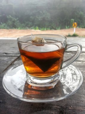 Bir kış günü ahşap tabloda çay