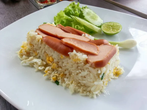 Smażony ryż z kiełbasą plasterek na górze — Zdjęcie stockowe