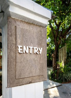 Giriş ahşap işareti 