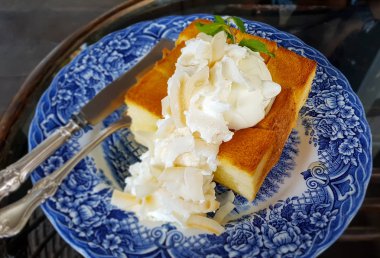 Hindistan cevizi, vanilyalı dondurma ile bal tost 