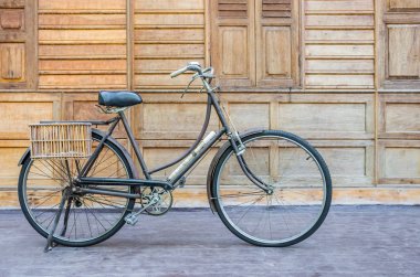 Vintage bcycle ayakta ahşap duvarının yakınında