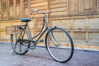 Vintage bcycle ayakta ahşap duvarının yakınında