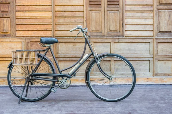 Vintage bcycle ayakta ahşap duvarının yakınında