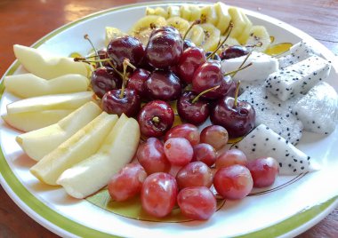 Çanak üzerinde taze meyve kümesi