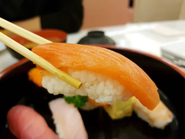 Japońskiej Sake sushi Nigiri (sushi z łososiem) — Zdjęcie stockowe