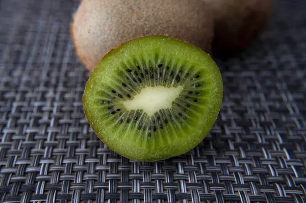 Juicy Sliced Green Kiwi Closeup — Stock Photo, Image