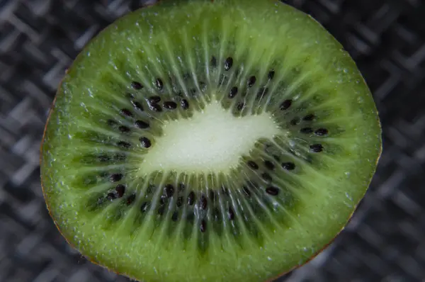 Juicy Sliced Green Kiwi Closeup — Stock Photo, Image