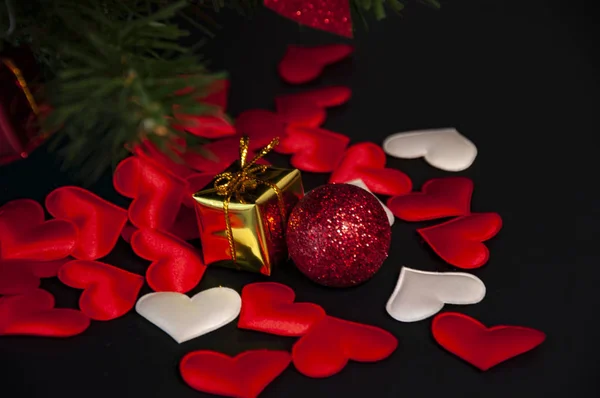 Geschenke Rote Herzen Unter Dem Weihnachtsbaum Auf Dunklem Hintergrund — Stockfoto