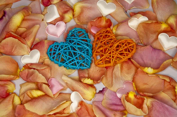 Zwei Schöne Herzen Auf Einem Hintergrund Aus Rosenblättern Valentinstag — Stockfoto