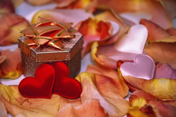 Geschenkherzen Auf Einem Hintergrund Aus Rosenblättern Valentinstag — Stockfoto