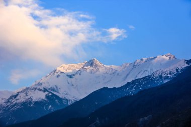 Mavi gökyüzünün arka planında Nepal 'in karlı dağları. güneşli bir gün