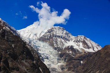 Mavi gökyüzünün arka planında Nepal 'in karlı dağları. güneşli bir gün