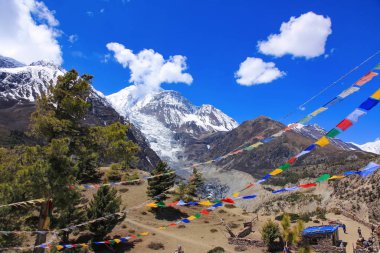 Nepal 'in karlı dağları. Tibet dua bayrağı