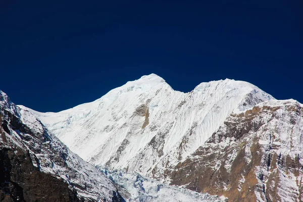 Χιονισμένα Βουνά Του Νεπάλ Φόντο Γαλάζιου Ουρανού Ηλιόλουστη Μέρα — Φωτογραφία Αρχείου