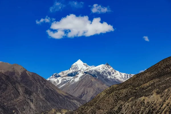 Montagne Innevate Del Nepal Uno Sfondo Cielo Blu Giornata Sole — Foto Stock