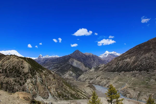 Montañas Nevadas Nepal Sobre Fondo Cielo Azul Día Soleado —  Fotos de Stock