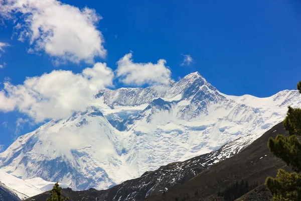 Mavi Gökyüzünün Arka Planında Nepal Karlı Dağları Güneşli Bir Gün — Stok fotoğraf