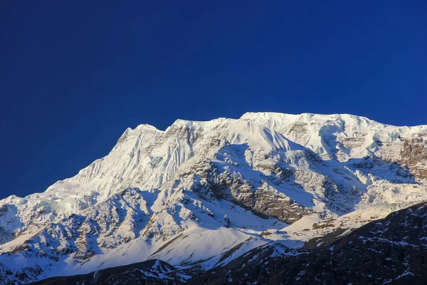 Χιονισμένα Βουνά Του Νεπάλ Φόντο Γαλάζιου Ουρανού — Φωτογραφία Αρχείου