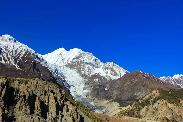 尼泊尔的雪山 蓝天的背景 — 图库照片