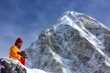 Keşiş Nepal 'in karlı dağlarında dua eder