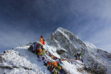 Keşiş Nepal 'in karlı dağlarında dua eder