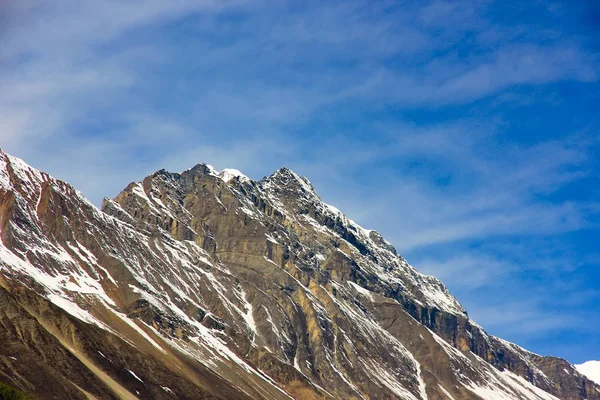 Berge von Nepal gegen den blauen Himmel. — Stockfoto