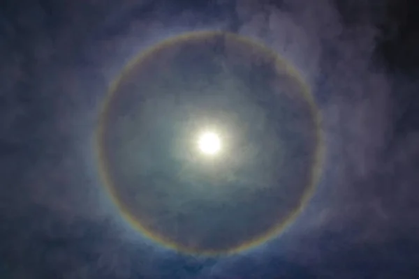 Círculo em torno do sol. Sol Halo — Fotografia de Stock