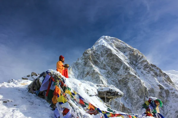 Monaco prega sulle montagne innevate del Nepal — Foto Stock