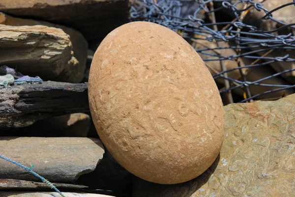 ネパールの山の中で丸い石のクローズアップ — ストック写真