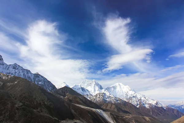 Χιονισμένα όμορφα βουνά του Νεπάλ — Φωτογραφία Αρχείου