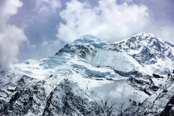 Nepal 'in karlı, güzel dağları — Stok fotoğraf