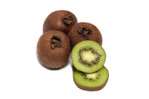 Sabroso kiwi jugoso sobre un fondo blanco. Kiwi entero y rebanado — Foto de Stock