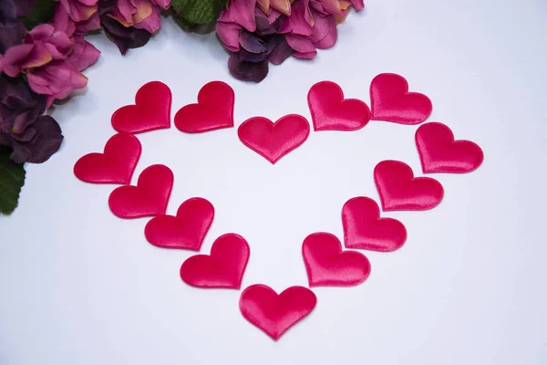Herz aus Herzen auf weißem Hintergrund mit Kopierraum. rosa — Stockfoto
