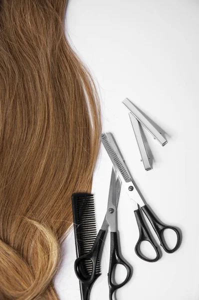 Tijeras para cabello y peluquería, peine, tijera en una ba blanca — Foto de Stock
