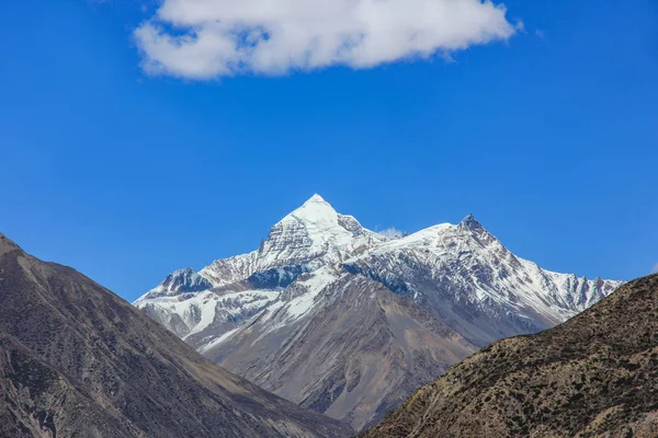 Νεπάλ χιονισμένα βουνά ενάντια στον γαλάζιο ουρανό με σύννεφα — Φωτογραφία Αρχείου