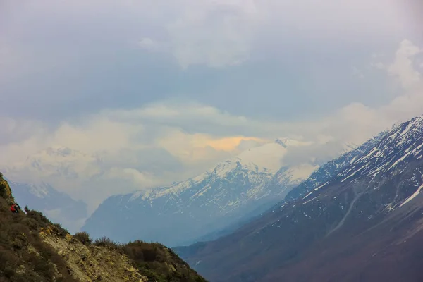 Nepal śnieżne góry przeciwko błękitne niebo z chmurami — Zdjęcie stockowe
