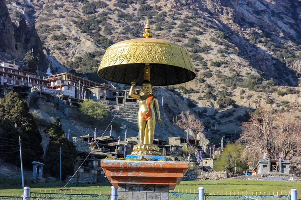 Nepal dağlarında altın heykel — Stok fotoğraf